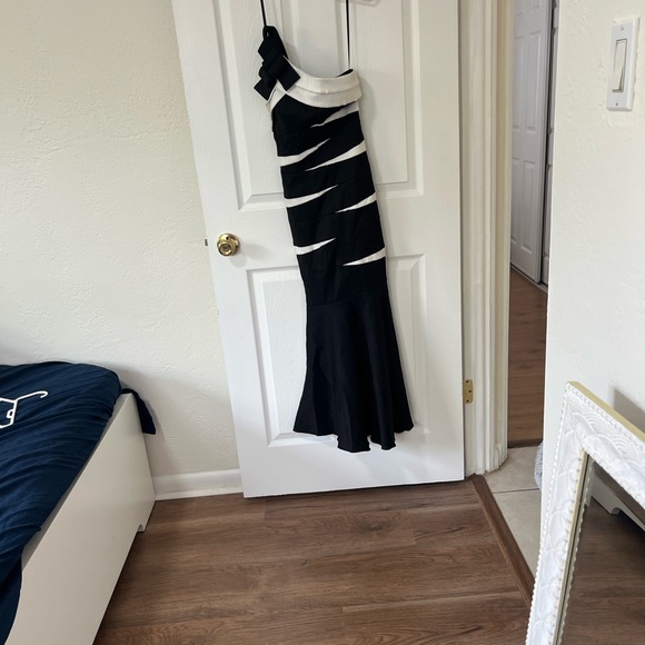 Betsy & Adam Ruffle One‎ Shoulder Scuba Trumpet Gown Black White Size 4 - Picture 3 of 10